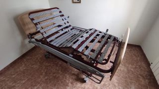 Cama articulada, tipo hospital. Y complementos.