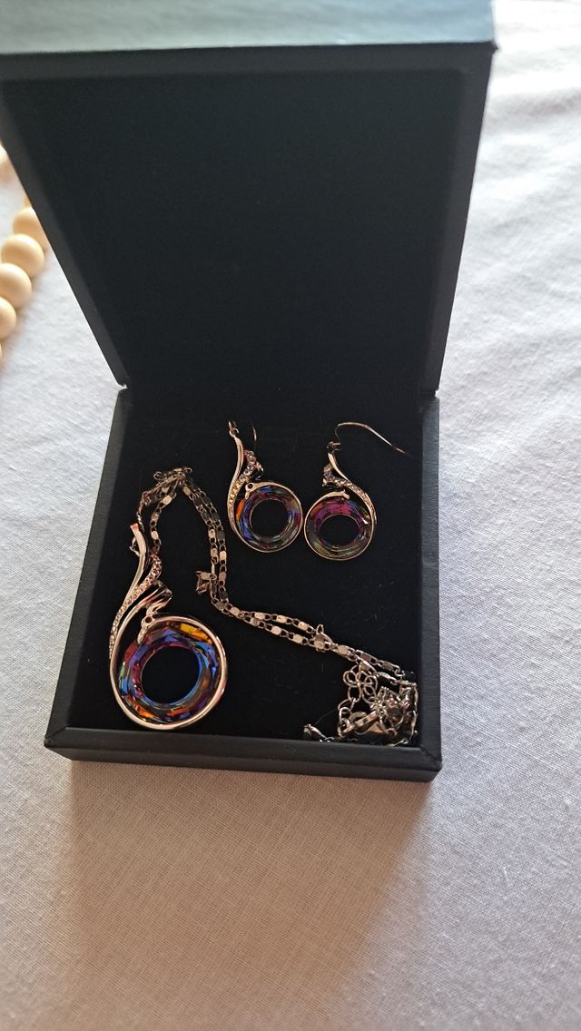 Un  Collar  y una cadena  con pendientes a juego