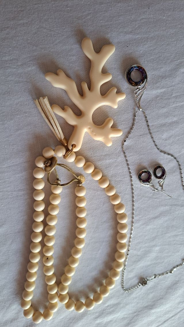 Un  Collar  y una cadena  con pendientes a juego
