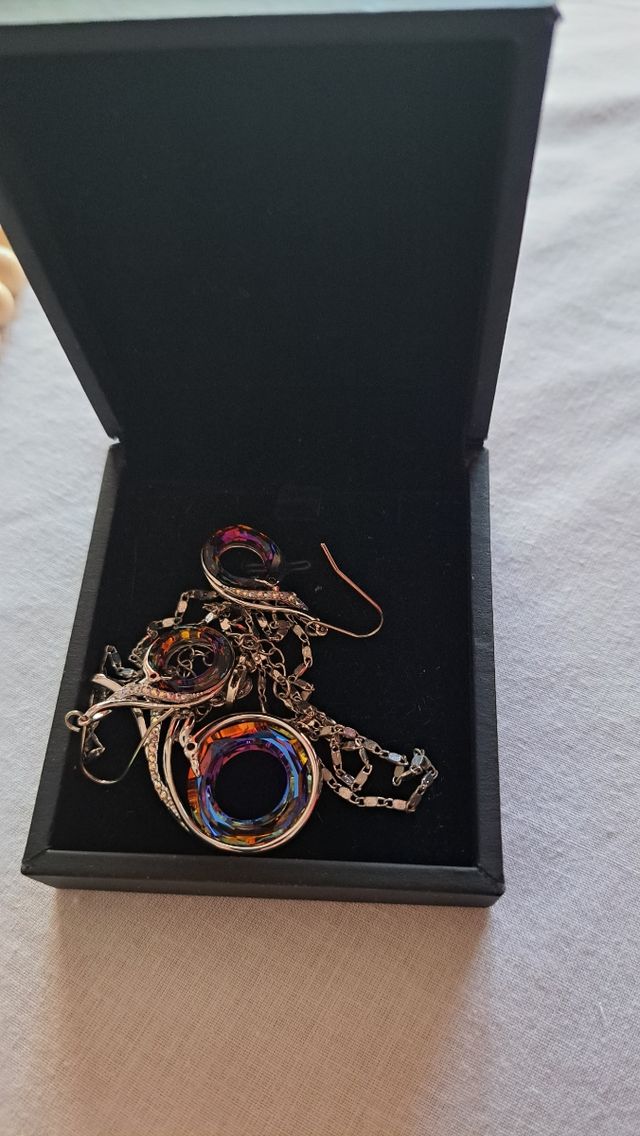 Un  Collar  y una cadena  con pendientes a juego