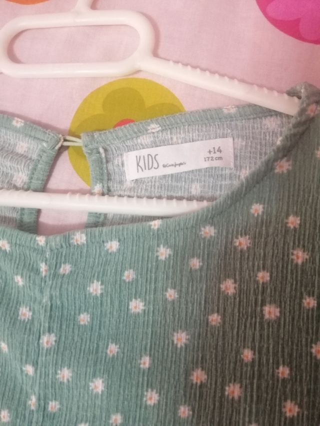 Conjunto de verano verde con flores de n