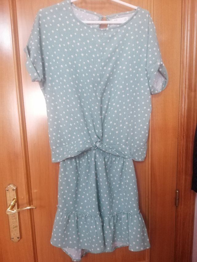 Conjunto de verano verde con flores de n