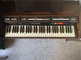 TECLADO-PIANO ELÉCTRICO, DE MADERA