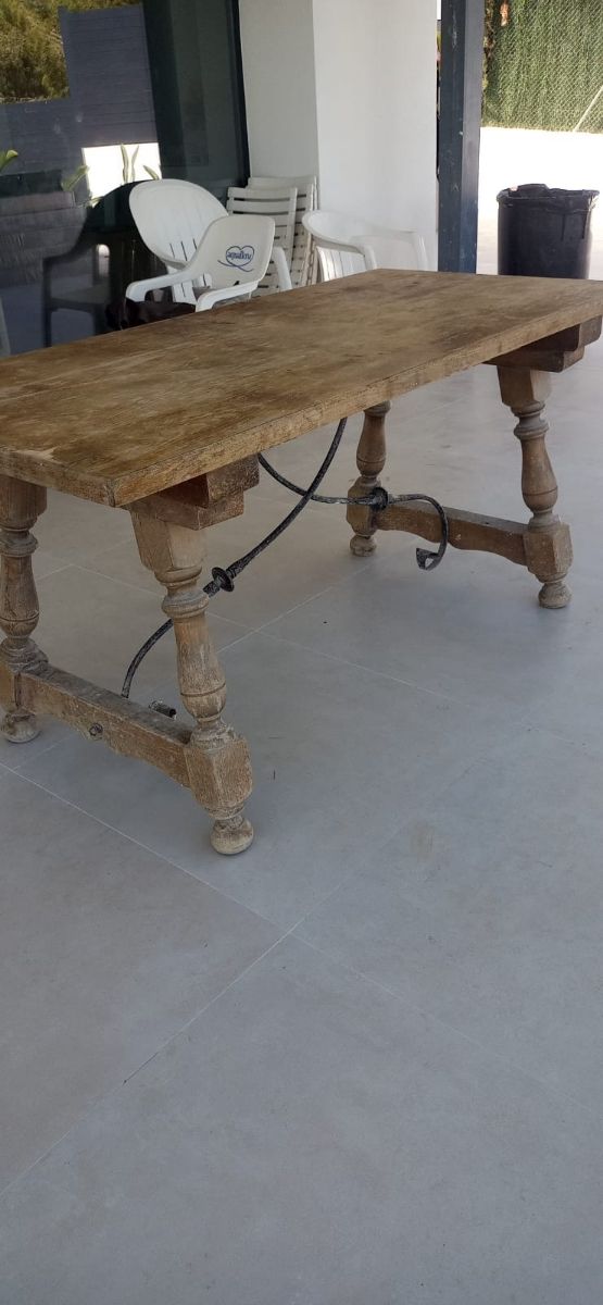 Mesa de comedor de Fratino de nogal español
