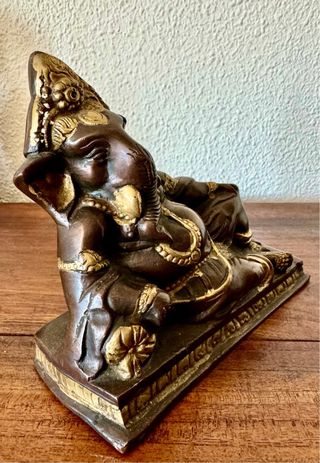 Figura en bronce Ganesha tumbado