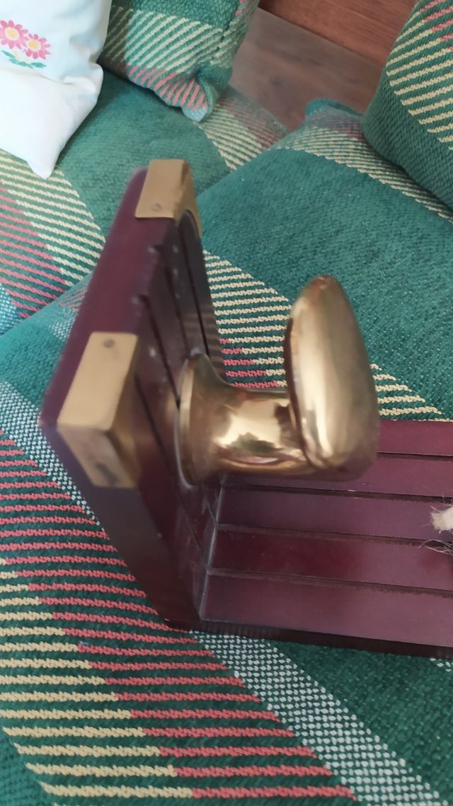 Sujeta libros  madera y bronce