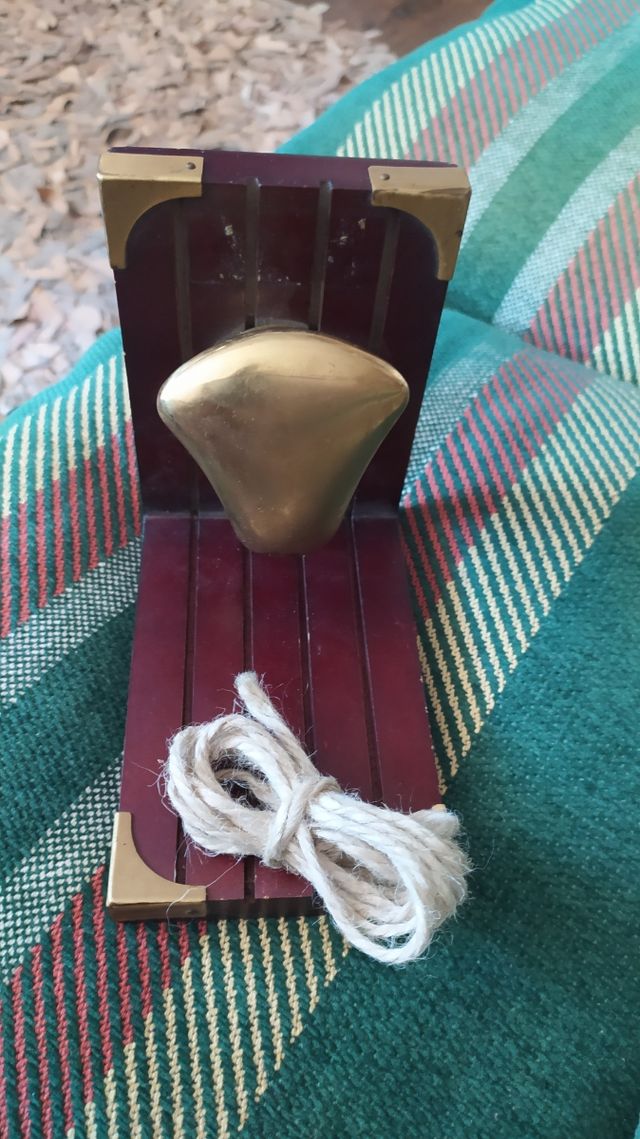 Sujeta libros  madera y bronce