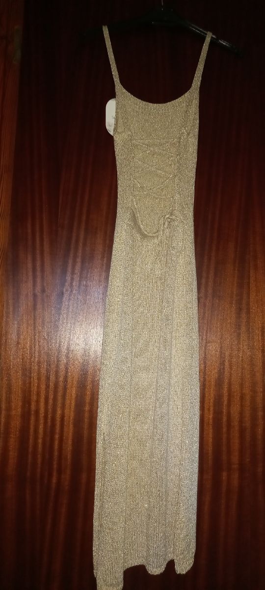 Vestido dorado espalda descubierta