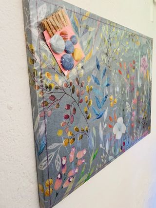 Panel magnetico flores fondo azul grisaceo