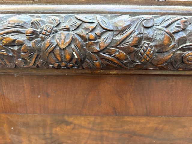 Conjunto de muebles antiguos de madera natural