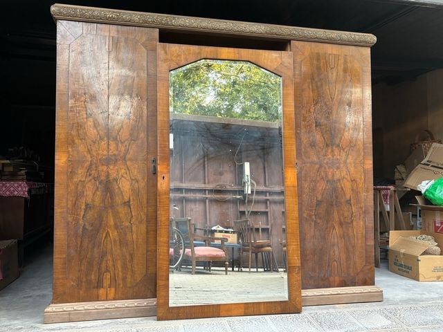 Conjunto de muebles antiguos de madera natural