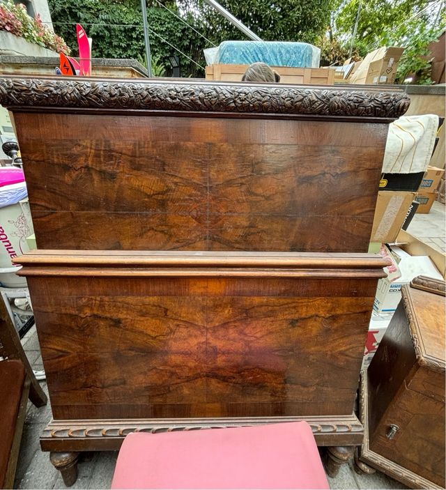 Conjunto de muebles antiguos de madera natural