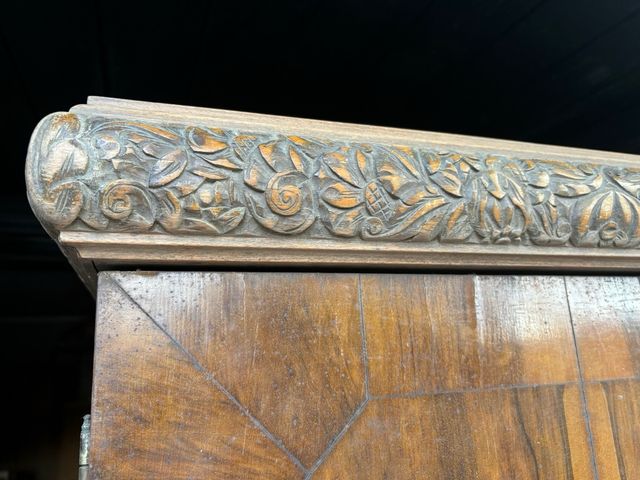 Conjunto de muebles antiguos de madera natural