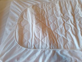 Cubre colchón impermeable maxicuna/cama infantil