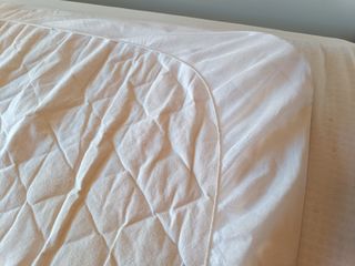 Cubre colchón impermeable maxicuna/cama infantil