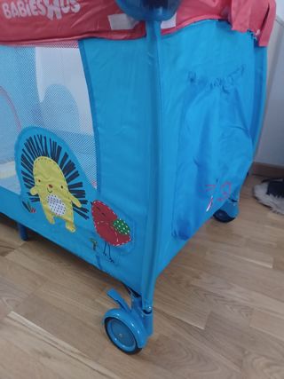 Cuna de viaje Toys R Us con elevador