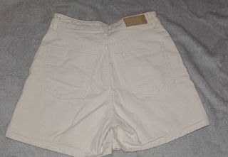 Pantalón corto beige