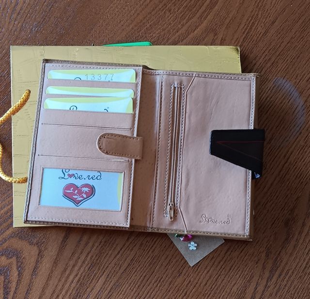 Billetera con monedero piel.