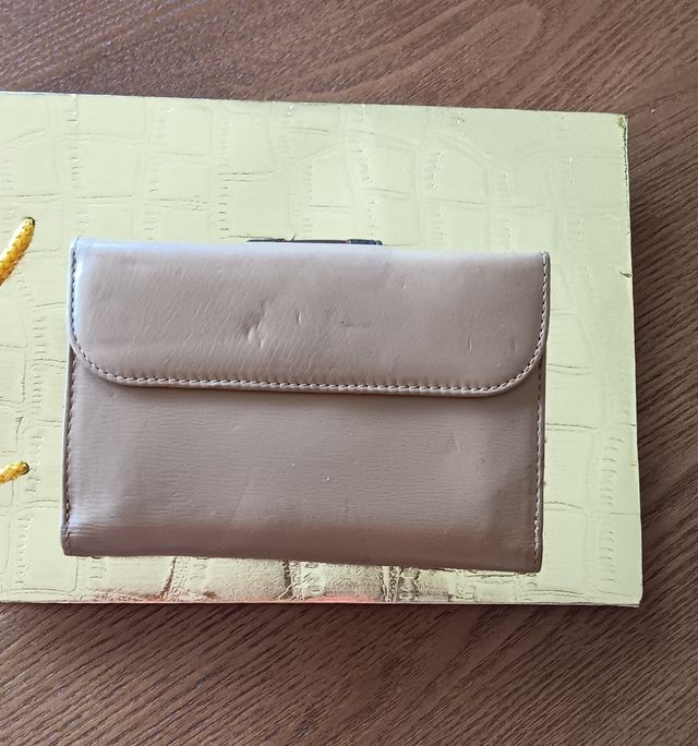 Billetera con monedero piel.