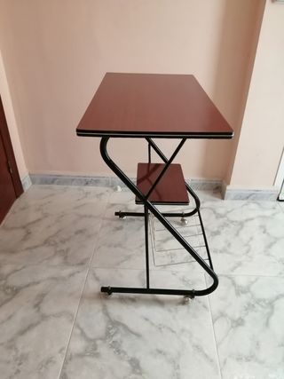 Mesa de televisión vintage.