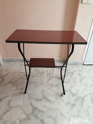 Mesa de televisión vintage.