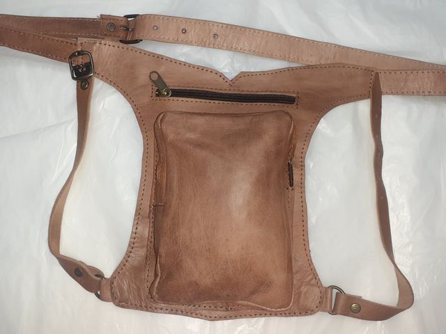 Riñonera Pernera con cremallera. Beige