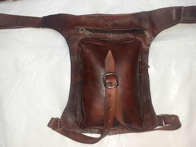 Riñonera pernera con cremallera. Castaño
