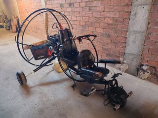 Triciclo biposto con paramotore ULM