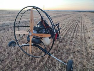 Triciclo biposto con paramotore ULM