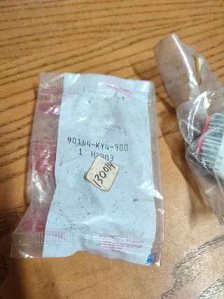 Dos piezas Honda CBR. Tornillo 6mm y taco tanque