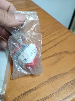 Dos piezas Honda CBR. Tornillo 6mm y taco tanque