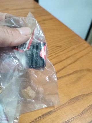 Dos piezas Honda CBR. Tornillo 6mm y taco tanque