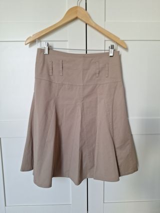 Falda evasé color beige elástica