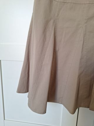 Falda evasé color beige elástica