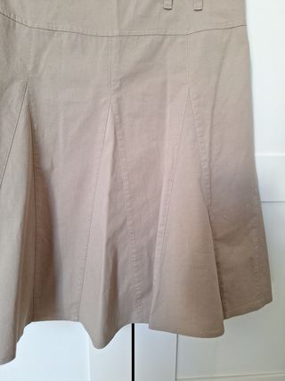 Falda evasé color beige elástica