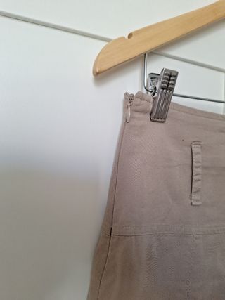 Falda evasé color beige elástica