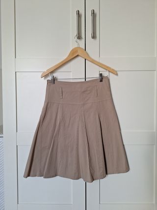 Falda evasé color beige elástica