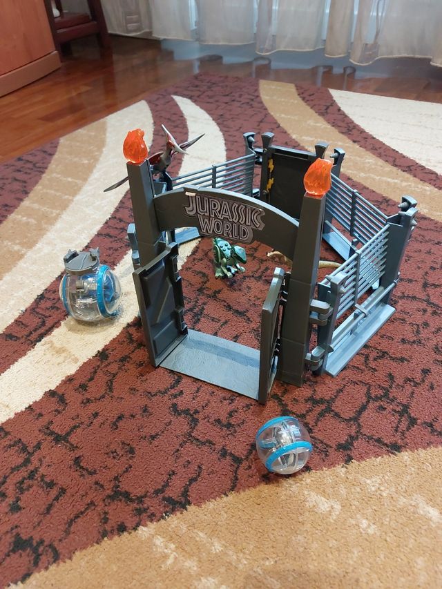 Jurassic World gabbia Velociraptor