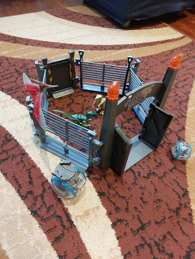 Jurassic World gabbia Velociraptor