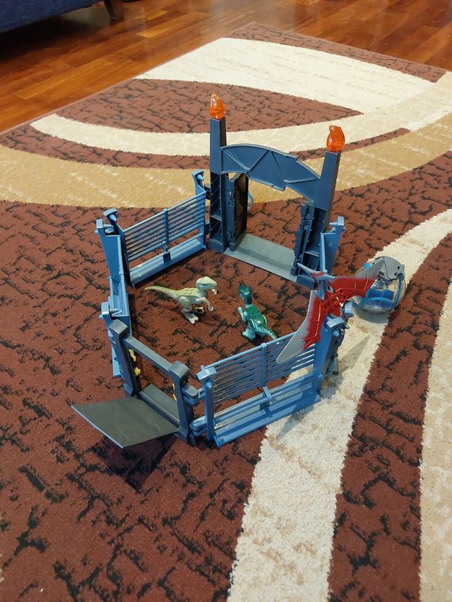 Jurassic World gabbia Velociraptor