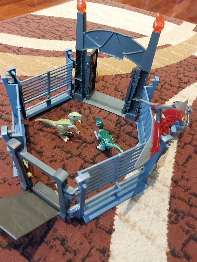 Jurassic World gabbia Velociraptor