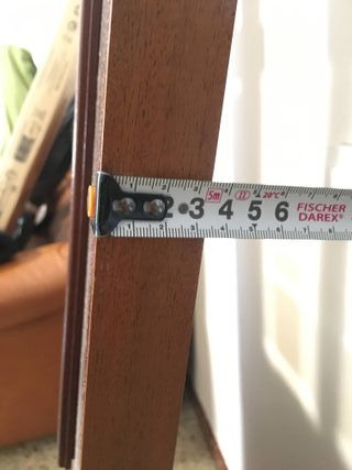 Puerta marrón con cristales