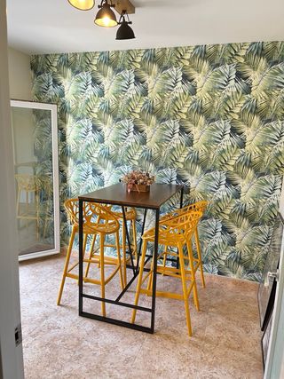 Conjunto mesa alta y sillas altas