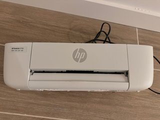 HP Deskjet 3750 y lampara de escritorio.