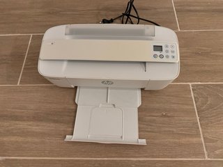 HP Deskjet 3750 y lampara de escritorio.