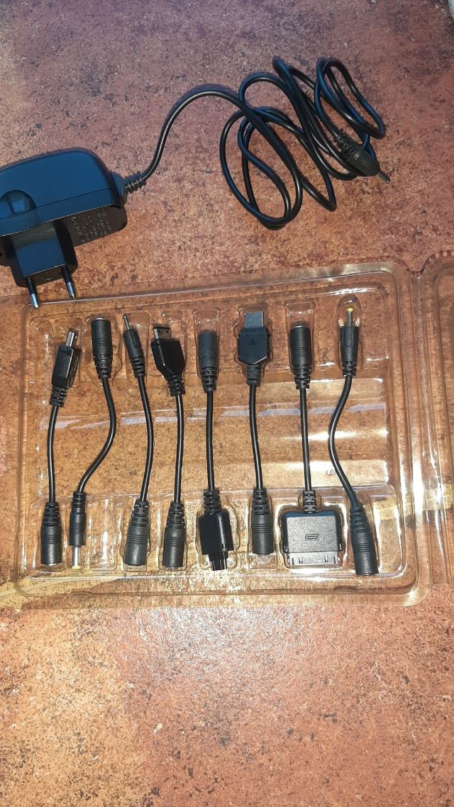 Cargador, con distintos tipos de enchufe