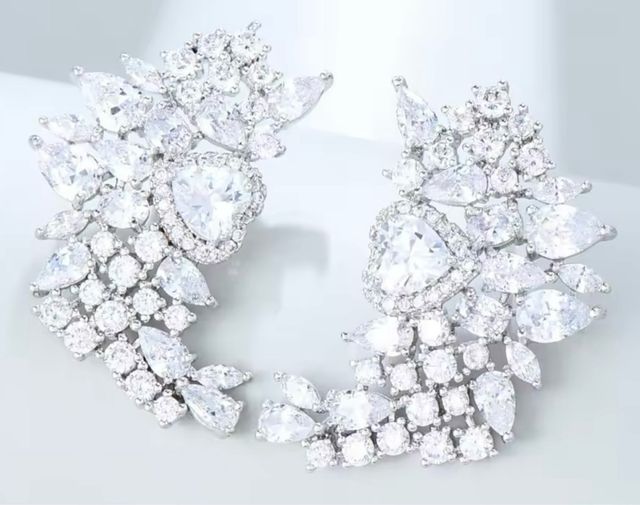 Orecchini strass bianchi.