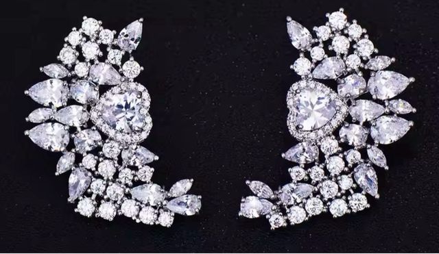 Orecchini strass bianchi.