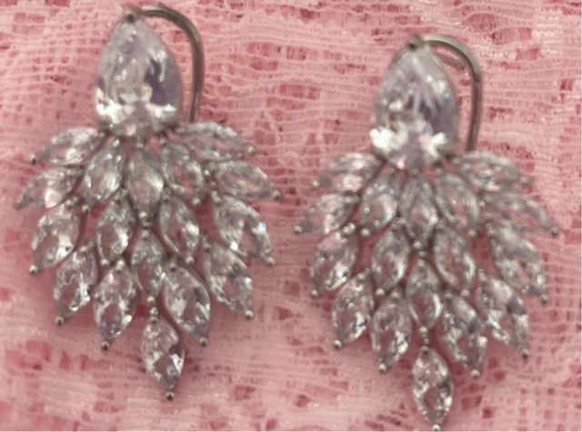 Orecchini strass bianchi.