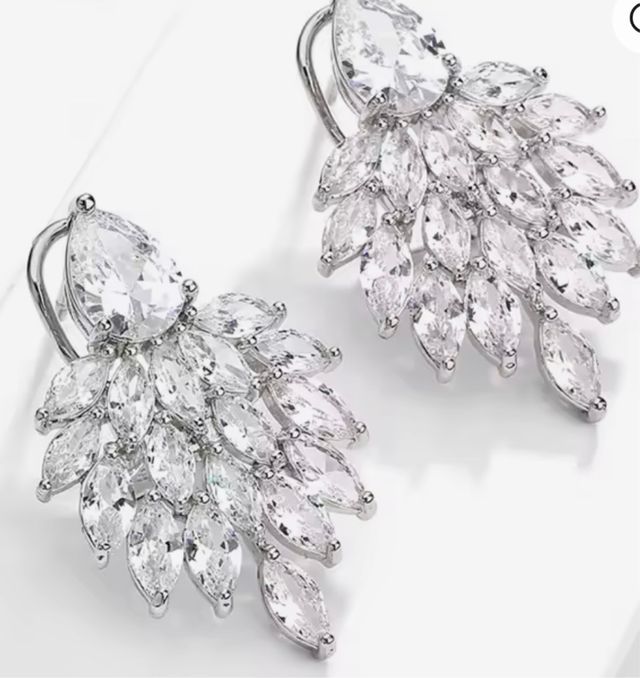 Orecchini strass bianchi.